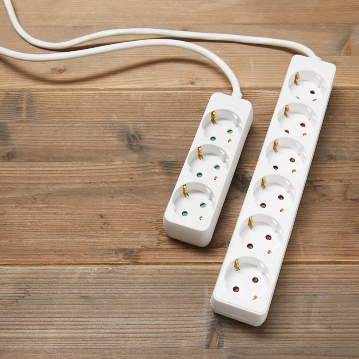 Eine weiße 3er und eine weiße 6er Mehrfachsteckdose 