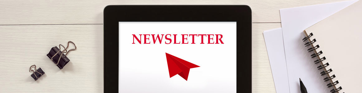 Tablet na kancelářském stole – text: Newsletter (ikona nákupního košíku)