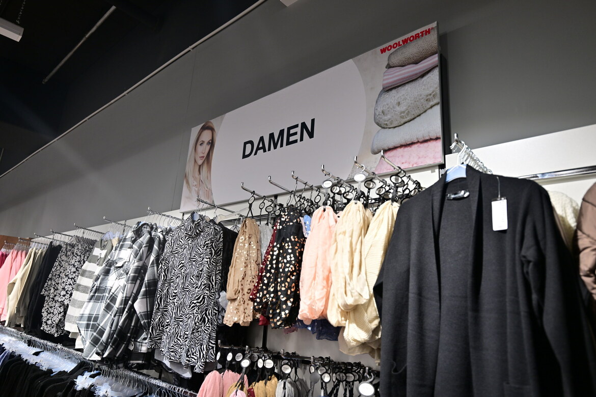 Einblick in das innere einer Woolworth Filiale mit Kleidung